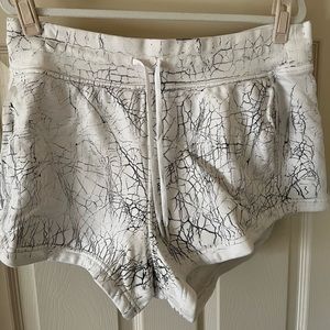 Lululemon inner glow high rise short 12 thread dye white black